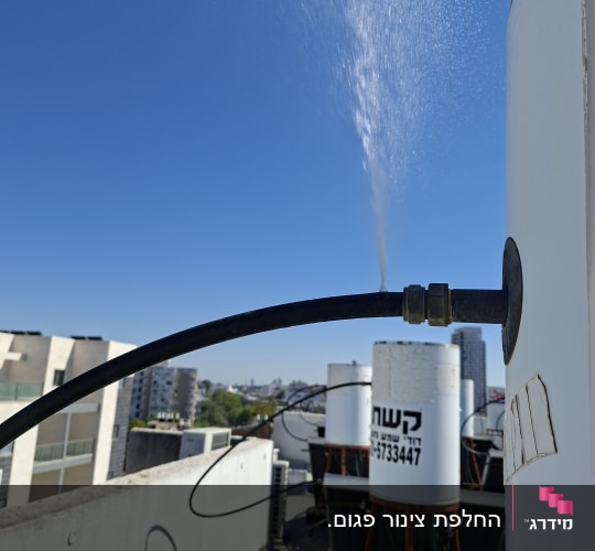 מערכת דודים על גג עם צינור מים